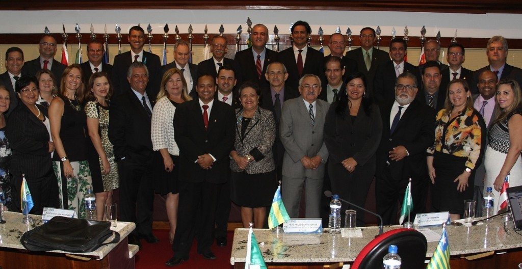 No plenário do CFC, o presidente José Martonio Alves Coelho (à frente, de terno cinza), delegados-eleitores e representantes do Conselhos Regionais, que acompanharam o pleito.
