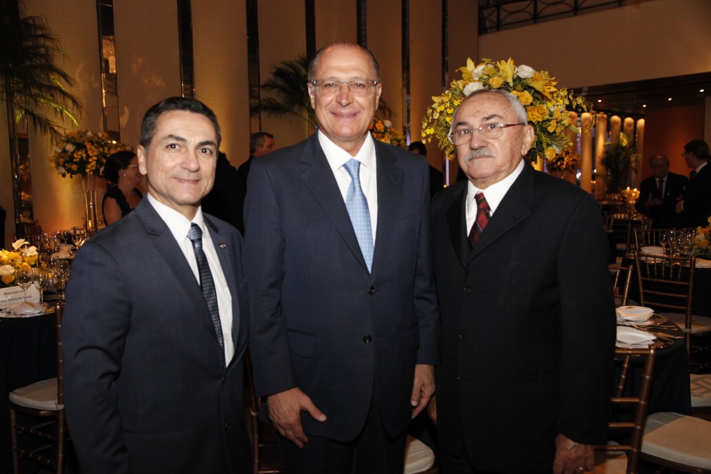 Da esq. para a dir.: presidente do CRCSP, Gildo Freire; governador de São Paulo, Geraldo Alckmin; e o presidente do CFC, José Martonio Alves Coelho 