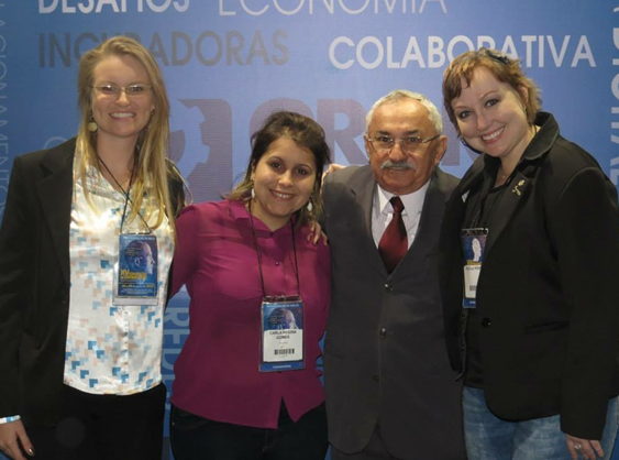 O presidente do CFC, José Martonio Alves Coelho, com jovens profissionais da contabilidade e Priscila Propp (à direita)
