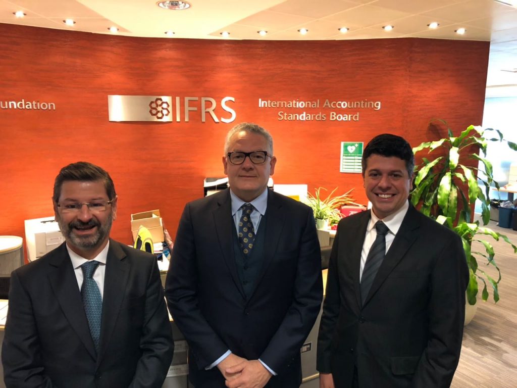 Idesio Coelho (CFC), Amaro Gomes (IASB) e Rodrigo de Moraes (Glenif), na sede da IFRS Foundation