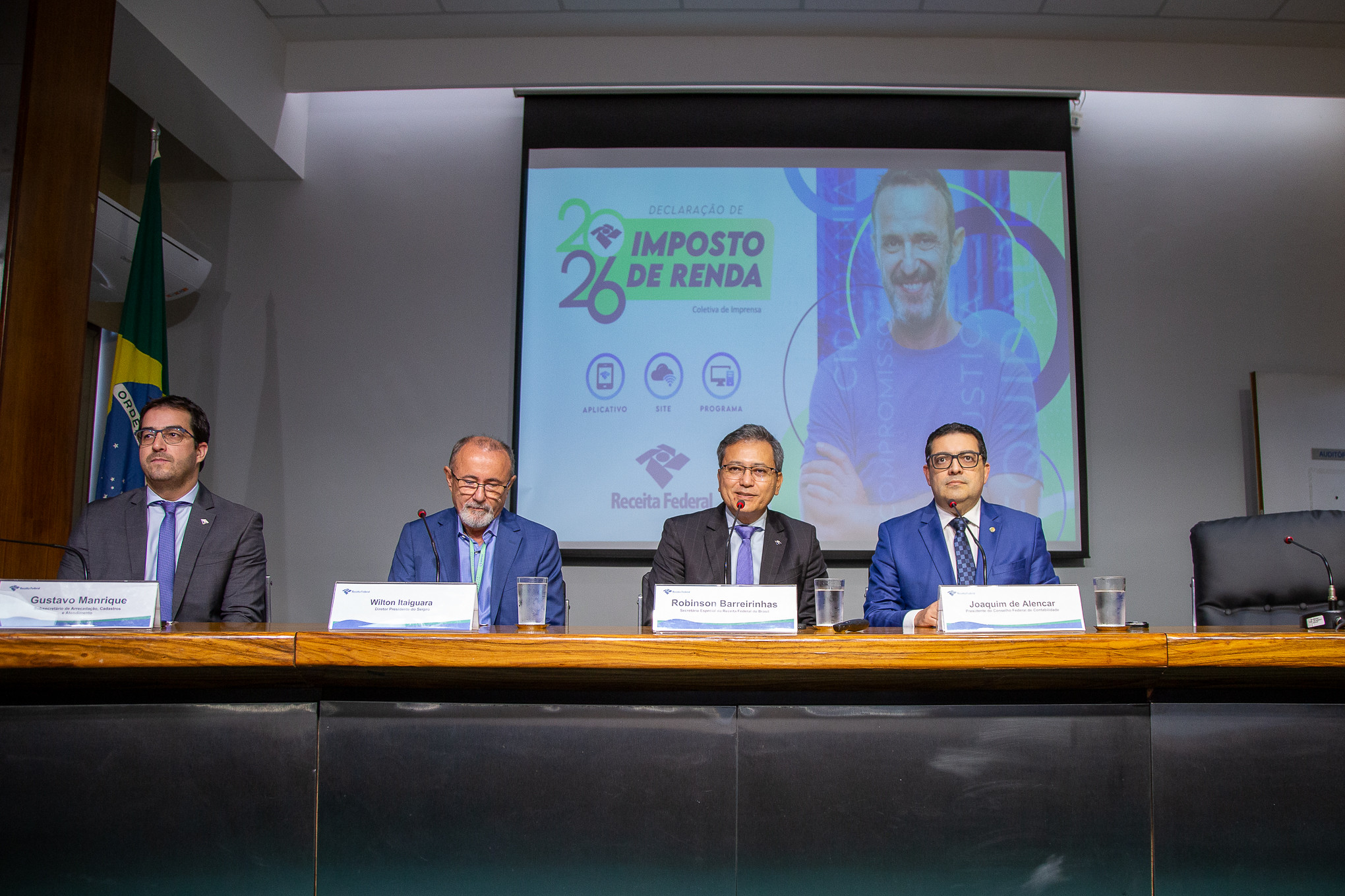 O presidente do Conselho Federal de Contabilidade (CFC), Joaquim Bezerra, representou a classe contábil brasileira na coletiva de imprensa da Receita Federal do Brasil (RFB) que apresentou as regras para o Imposto de Renda 2026. Na ocasião, o órgão destacou a importância dos contadores para o sistema tributário brasileiro, apresentou as novidades da declaração deste ano e esclareceu dúvidas dos participantes.